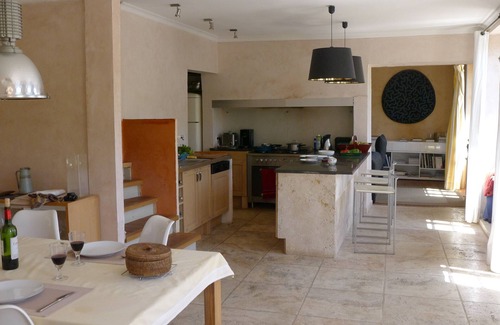 Cabrerets Villa | Bellamente restaurada, gran villa francesa a orillas del río Cele.