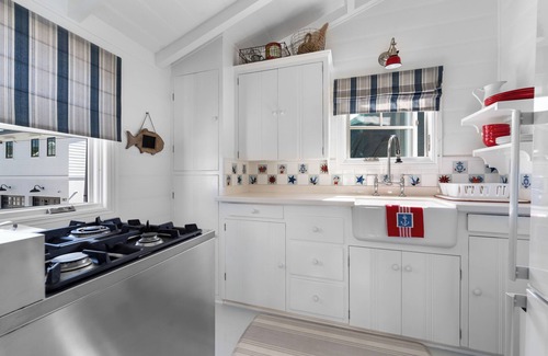 Balboa Island Cabaña | Histórica Retiro Cottage - Isla del encanto y la ubicación ideal!