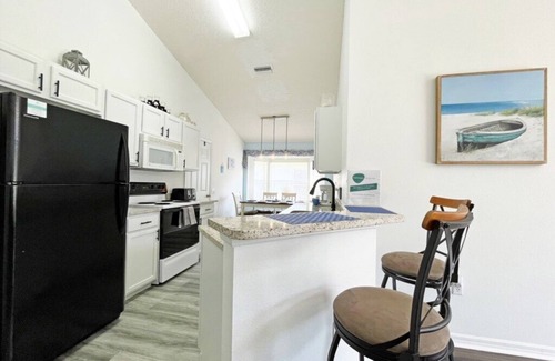 Westridge Casa | Bellamente renovada casa de tres habitaciones, dos baños con spa y sala de juegos.