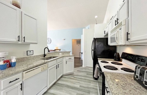Westridge Casa | Bellamente renovada casa de tres habitaciones, dos baños con spa y sala de juegos.