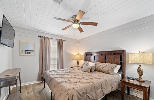 Northside Casa | Beauty by the Park 3 BDS PET Friendly FAST WI-FI ECHO