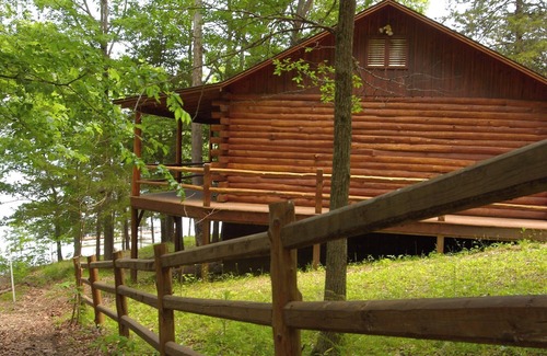 Sylvan Shores Cabina | Beaver Lake Cabin on the Waterfront with Boat Dock & Swim Deck