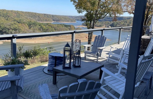 Springdale Casa | Beaver Lake Hilltop Home by War Eagle Park & Marina