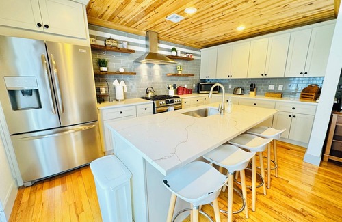 Prairie Creek Casa | Beaver Lake Modern Getaway, Remodeled Lakehouse