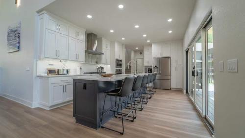 Rogers Apartamento | Beaver Lake Retreat with Hot Tub & Game Room