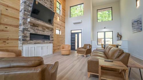 Rogers Apartamento | Beaver Lake Retreat with Hot Tub & Game Room