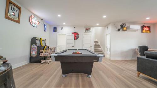 Rogers Apartamento | Beaver Lake Retreat with Hot Tub & Game Room