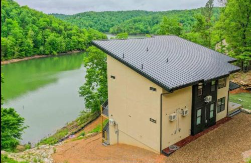 Rogers Apartamento | Beaver Lake Retreat with Hot Tub & Game Room