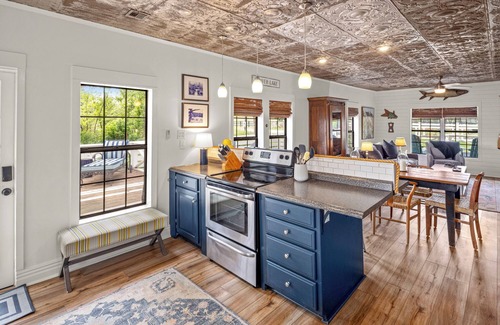 Lowell Casa | Beaver Lake Timeless 100 Year Old Cabin Centrally Located NorthwestArkansasn