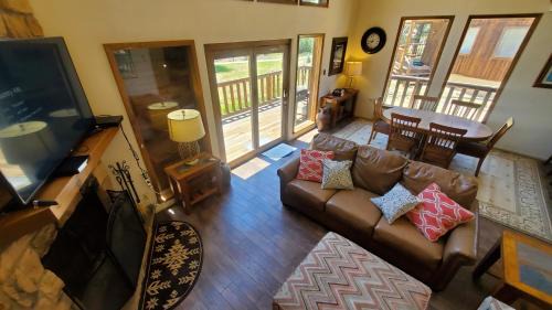 Red River Casa | Beaver Lodge on the River - On the River - Near Copper Chair Lift - WiFi - Cable - Walk to Main Street - Grill - Wood Burning Fi