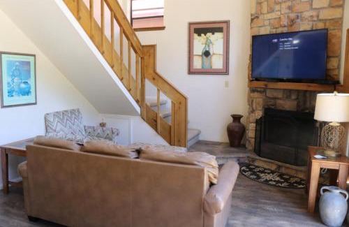Red River Casa | Beaver Lodge on the River - On the River - Near Copper Chair Lift - WiFi - Cable - Walk to Main Street - Grill - Wood Burning Fi