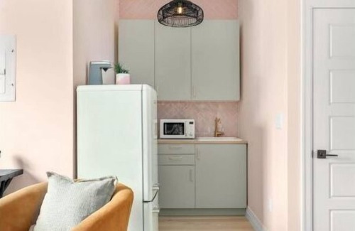 Golden Triangle Apartamento | Becca Reitz Art Suite 110
