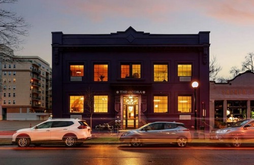 Golden Triangle Apartamento | Becca Reitz Art Suite 110