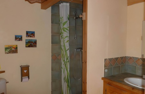 Saint-Etienne-les-Orgues Cama Y Desayuno | Bed and Breakfast 'Chambre' with Shared Terrace, Shared Garden and Wi-Fi