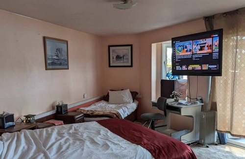 Marrowstone Cabina | Bed and a twin bed, bedroom individual, entrance and exit to private beach