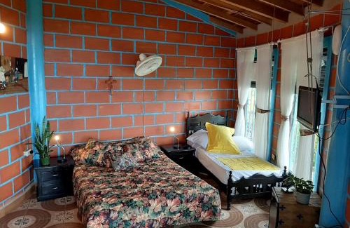 Titiribi Cama Y Desayuno | Bed and bath at Villacarolina