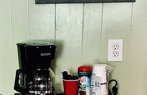 Partridge Casa | Bed and Biscuit Inn Pet friendly ! Near Kingdom come park & Pine mtn.