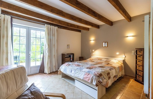 Auriac-du-Perigord Cama Y Desayuno | Alojamiento y desayuno "Chambre Millepertuis" con terraza y jardín compartidos