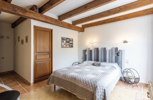Auriac-du-Perigord Cama Y Desayuno | Alojamiento y desayuno "Chambre Chardon" con terraza y jardín compartidos