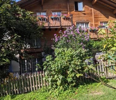 Glarus Sued Casa | Bed and Breakfast - Älplersuite mit eigenem Bad und Terrasse