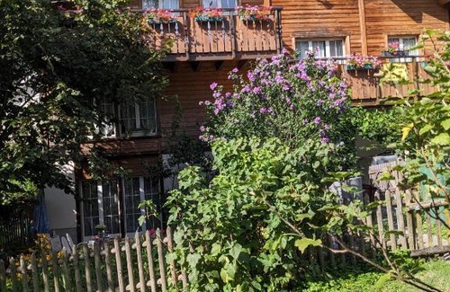 Glarus Sued Casa | Bed and Breakfast - Älplersuite mit eigenem Bad und Terrasse