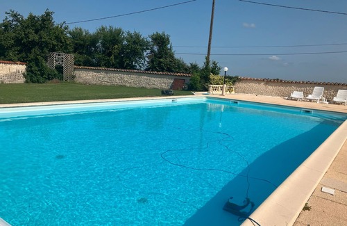Segonzac Cama Y Desayuno | Bed and Breakfast 'D'hôtes' with Shared Pool, Shared Terrace and Wi-Fi