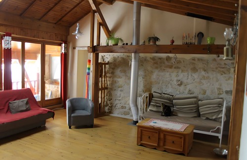 Hotonnes Cama Y Desayuno | Bed and Breakfast 'Chez Louve Bleue - Côté Jardin' with Mountain View, Shared Terrace and Wi-Fi