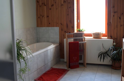 Hotonnes Cama Y Desayuno | Bed and Breakfast 'Chez Louve Bleue - Côté Jardin' with Mountain View, Shared Terrace and Wi-Fi