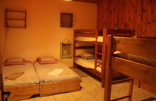 Hotonnes Cama Y Desayuno | Bed and Breakfast 'Chez Louve Bleue Chambre Côté Ruche' with Mountain View, Shared Terrace and Wi-Fi