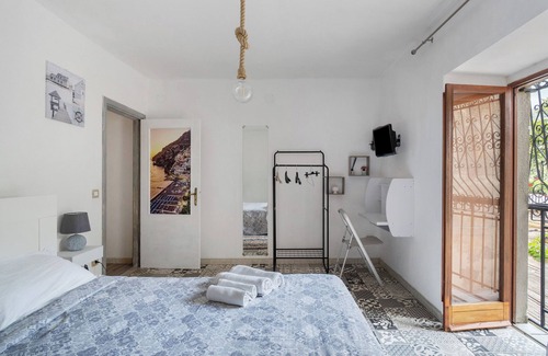 Seiano Cama Y Desayuno | Alojamiento y desayuno 'Camera Claudius In Villa Vista Mare' con terraza compartida y Wi-Fi