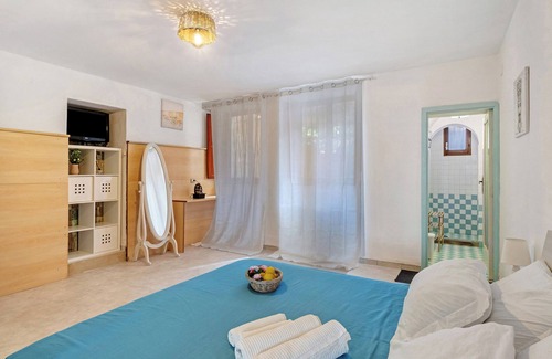 Seiano Cama Y Desayuno | Alojamiento y desayuno 'Camera Catone In Villa Vista Mare' con terraza compartida y Wi-Fi