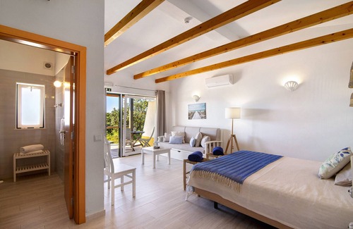 Portimao Cama Y Desayuno | Bed and Breakfast 'Quarto Jasmim Azul' with Shared Pool, Wi-Fi and Air Conditioning