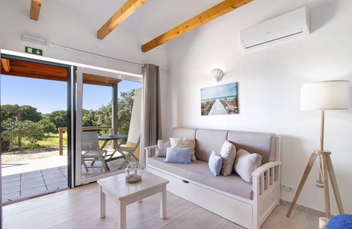 Portimao Cama Y Desayuno | Bed and Breakfast 'Quarto Jasmim Azul' with Shared Pool, Wi-Fi and Air Conditioning