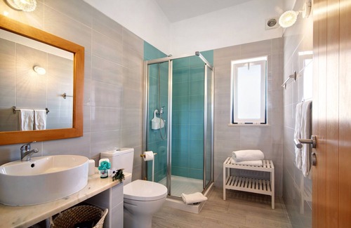 Portimao Cama Y Desayuno | Bed and Breakfast 'Quarto Jasmim Azul' with Shared Pool, Wi-Fi and Air Conditioning