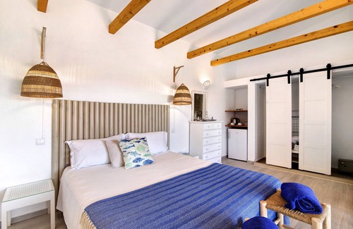 Portimao Cama Y Desayuno | Bed and Breakfast 'Quarto Jasmim Azul' with Shared Pool, Wi-Fi and Air Conditioning