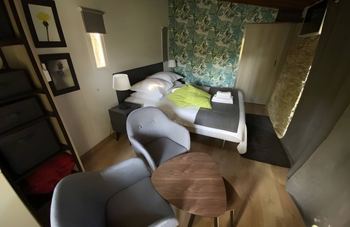 Quartier des Espesses Cama Y Desayuno | Bed and Breakfast 'Vert' with Shared Pool, Wi-Fi and Air Conditioning