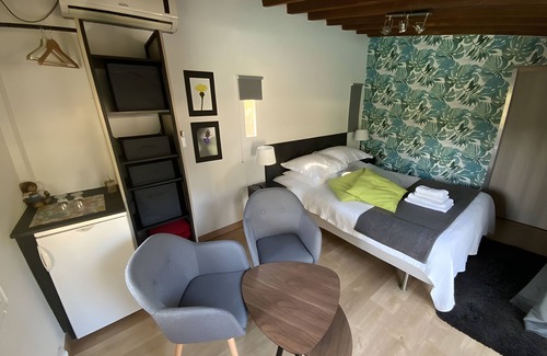 Quartier des Espesses Cama Y Desayuno | Bed and Breakfast 'Vert' with Shared Pool, Wi-Fi and Air Conditioning