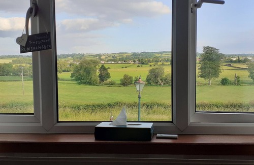 Stanton Drew Casa | Bed and breakfast with views of the stone circles.Double room with en suite 🚽
