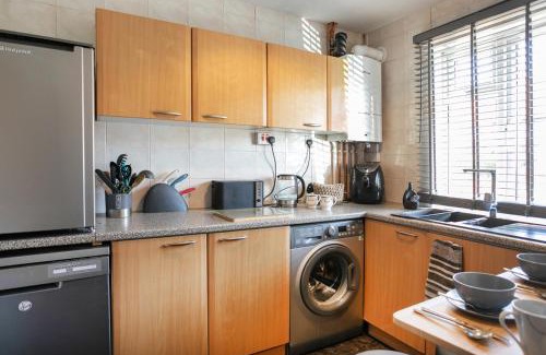 Newark Casa | BED AT BOWBRIDGE Spacious house and parking