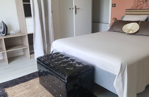 Saint Pierre de Feric Cama Y Desayuno | Bedroom 1｜Repos, Calm & Serenity - Chez Benny