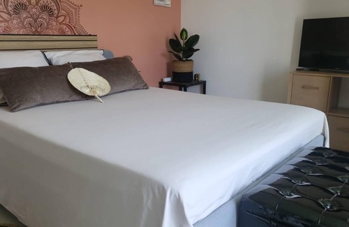 Saint Pierre de Feric Cama Y Desayuno | Bedroom 1｜Repos, Calm & Serenity - Chez Benny