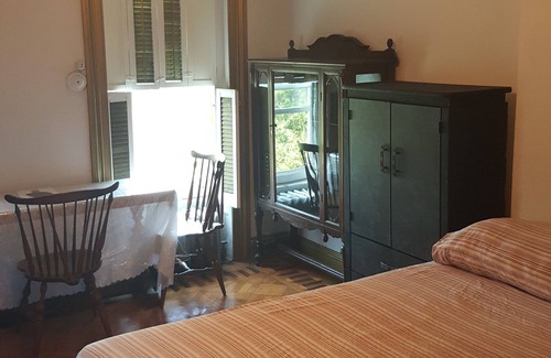 Clinton Hill Cama Y Desayuno | BEDROOM # 1 WITH AN EVENT SPACE AND BACK PORCH