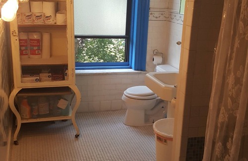Clinton Hill Cama Y Desayuno | BEDROOM # 1 WITH AN EVENT SPACE AND BACK PORCH
