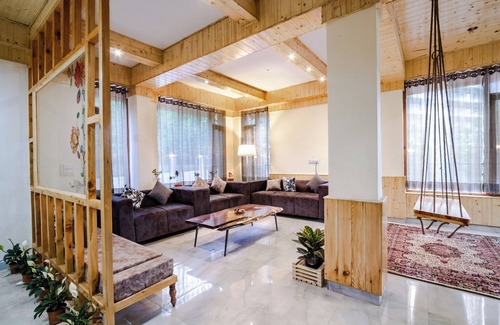Manali Chalet De Esquí | Bedroom in a stone and wood chalet admist apple garden