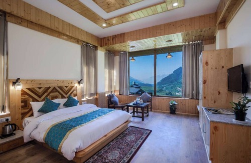 Manali Chalet De Esquí | Bedroom in a stone and wood chalet admist apple garden
