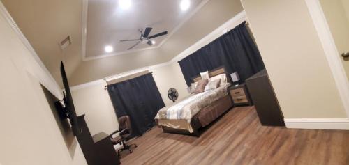 Clovis Casa | Bedroom with Private Bath/Closet & shared kitchen/laundry