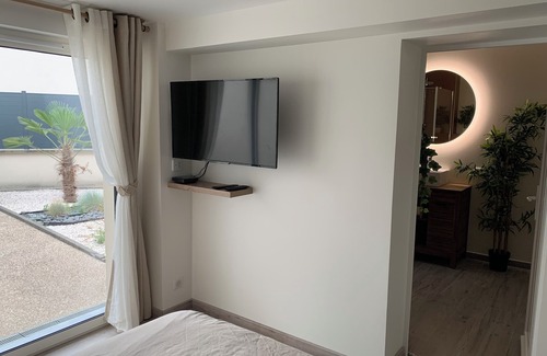 Le Mesnil-Amelot Cama Y Desayuno | Bedroom with separate bathroom