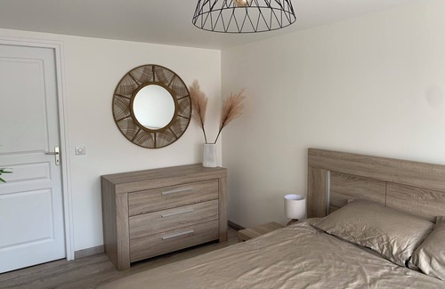 Le Mesnil-Amelot Cama Y Desayuno | Bedroom with separate bathroom