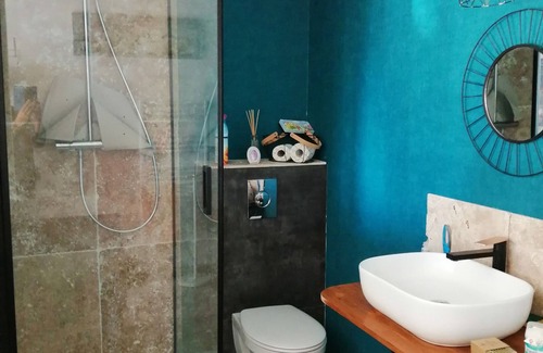 Gargas Cama Y Desayuno | Bedroom with WC bathroom swimming pool