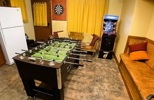 East Kootenay Chalet De Esquí | 7 dormitorios 5. 5 baños. Jacuzzi privado. Duerme 14. Paraíso familiar y de golfistas